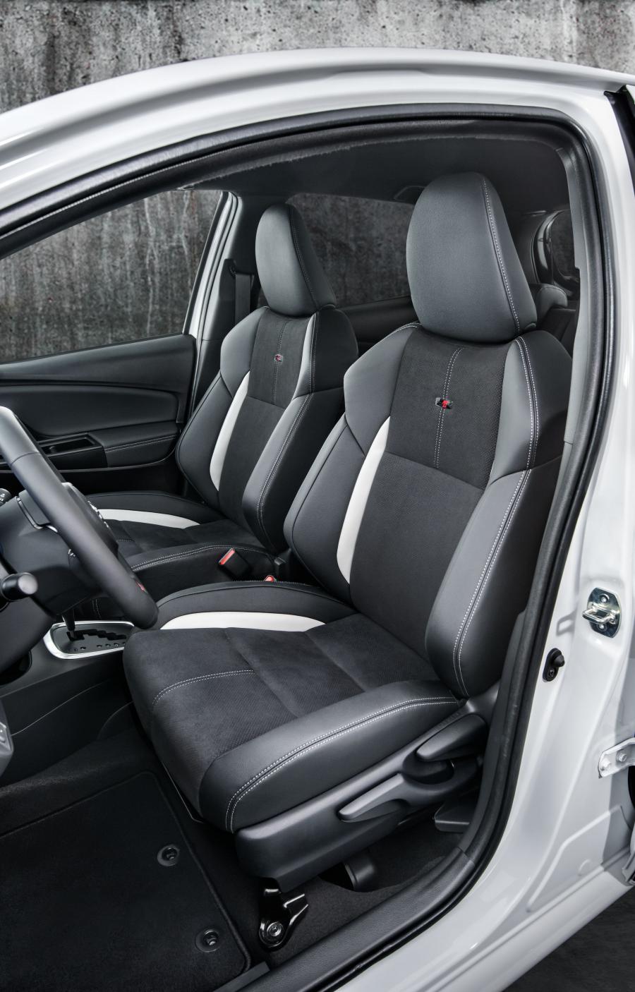 Интерьер Toyota Yaris GR Sport 2018 года  (EU) (фото 3 из 4)
